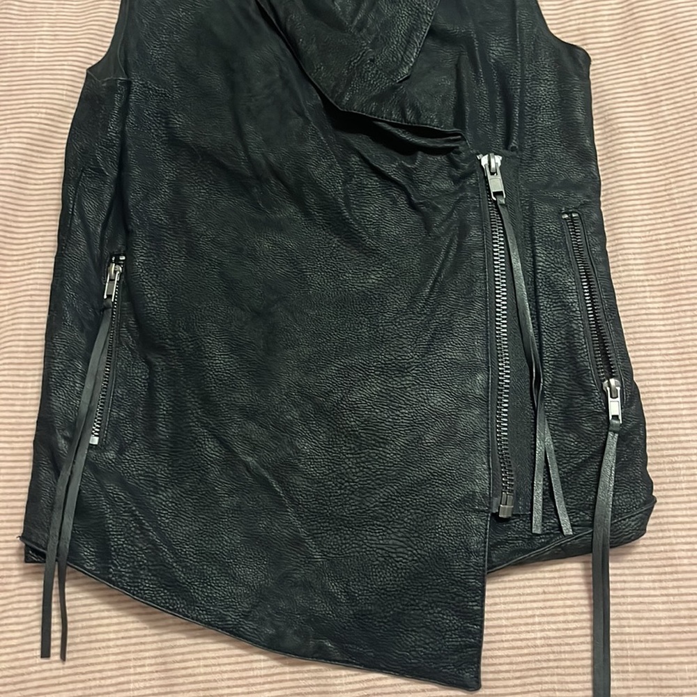 Divided Black Sleeveless Vest - Picture 3 of 13